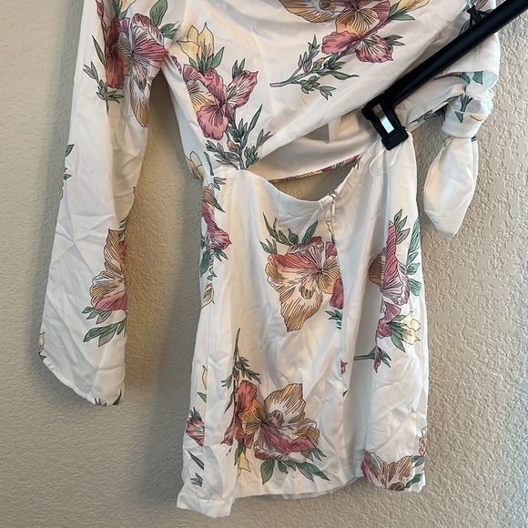 New superdown Essie One Shoulder Dress in White Floral - Picture 9 of 10